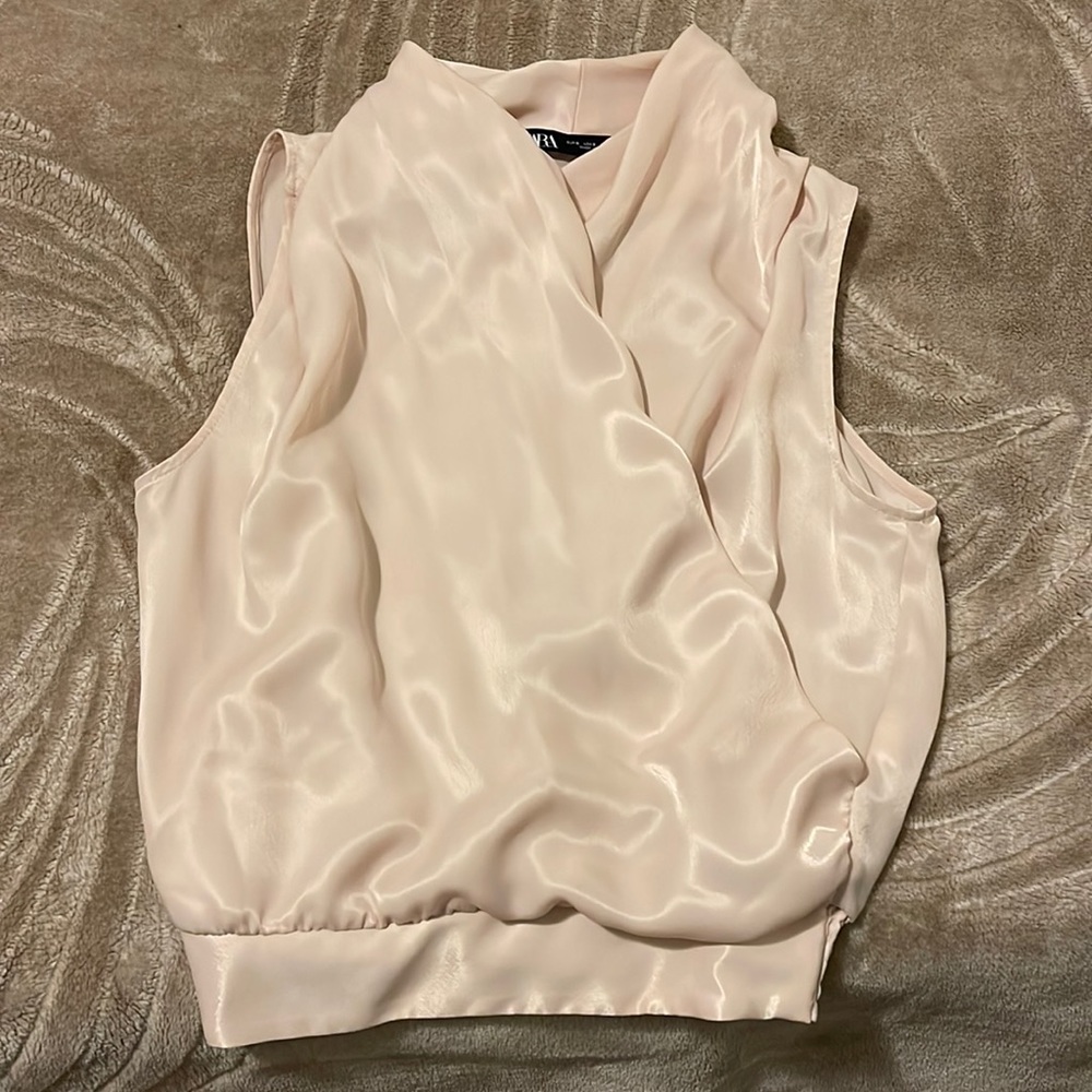 Light satin pink flowy opened décolleté blouse